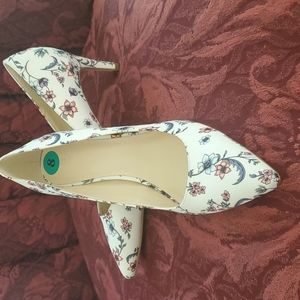 Size 8 New Nine West Floral Heels